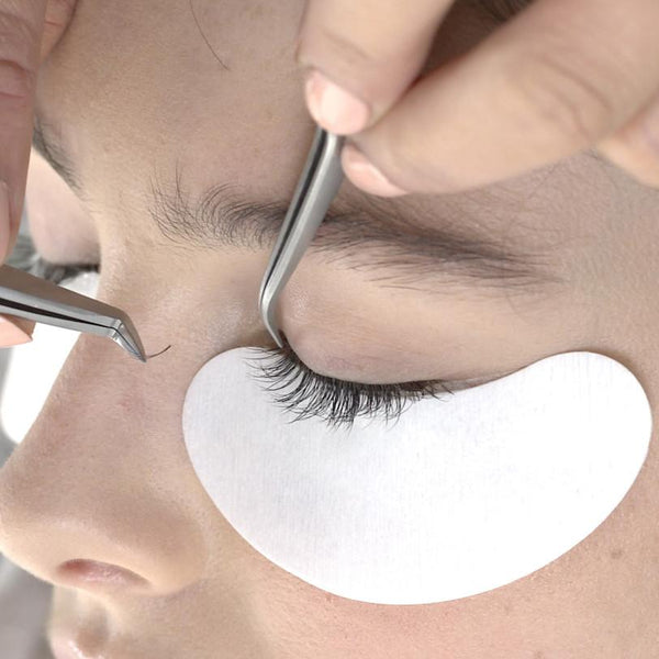 Lint-Free Under Eye Gel Patches in use